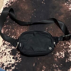 lululemon-athletica-mens-black-belt-bag